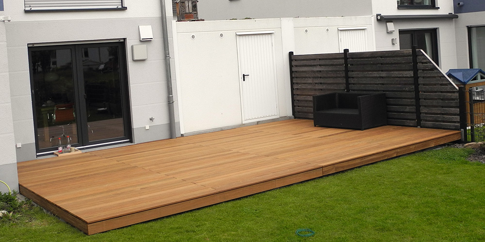 Holzterrasse vor den Toren Frankfurts